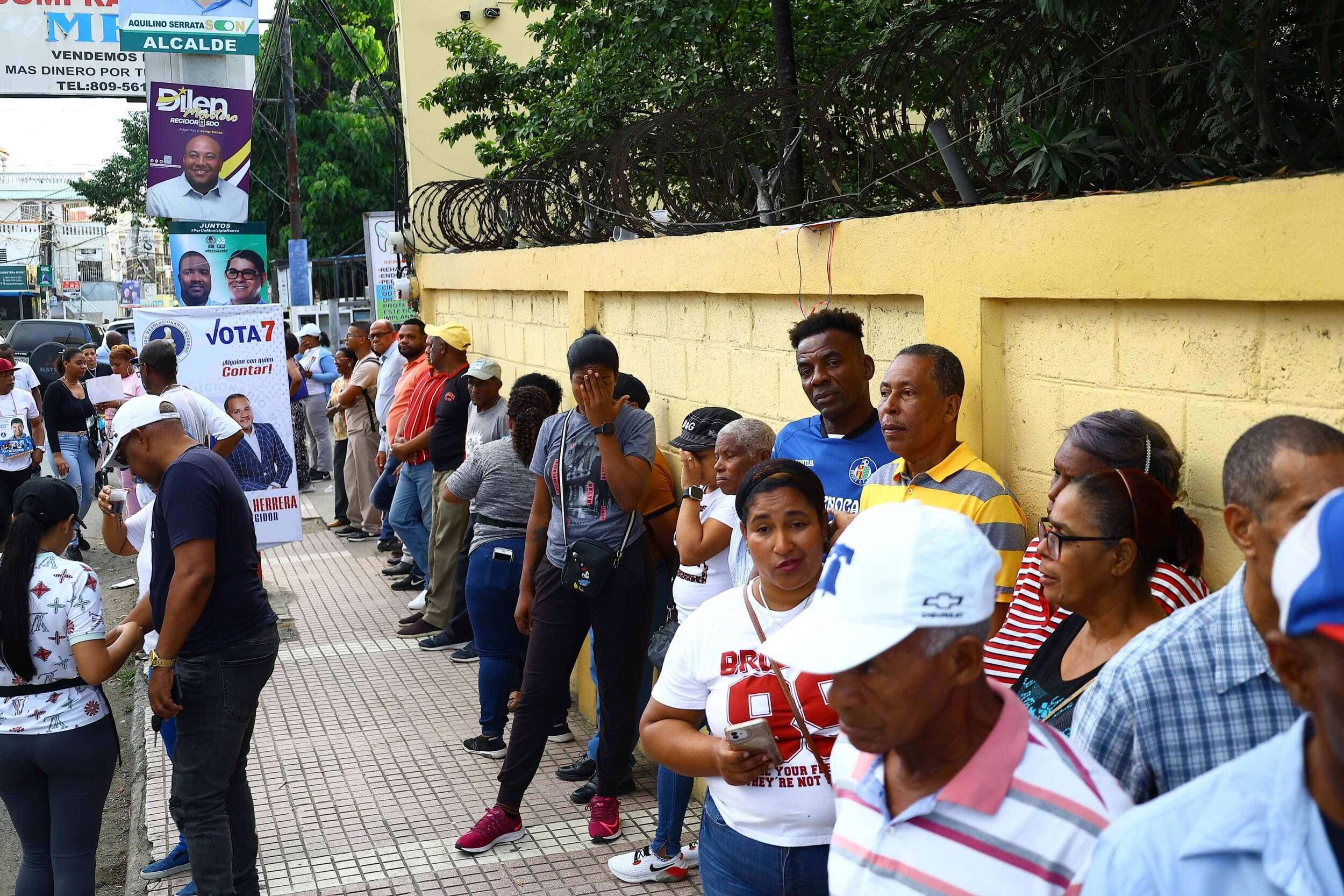 Votantes acuden temprano a las urnas para ejercer su derecho