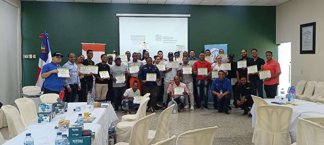 Maestros constructores reciben taller para reforzar conocimientos en construcción