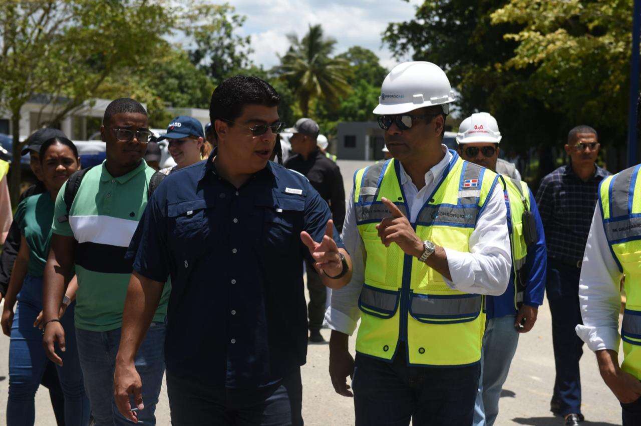 Fellito Suberví supervisa ampliación del acueducto Barrera de Salinidad en SDE