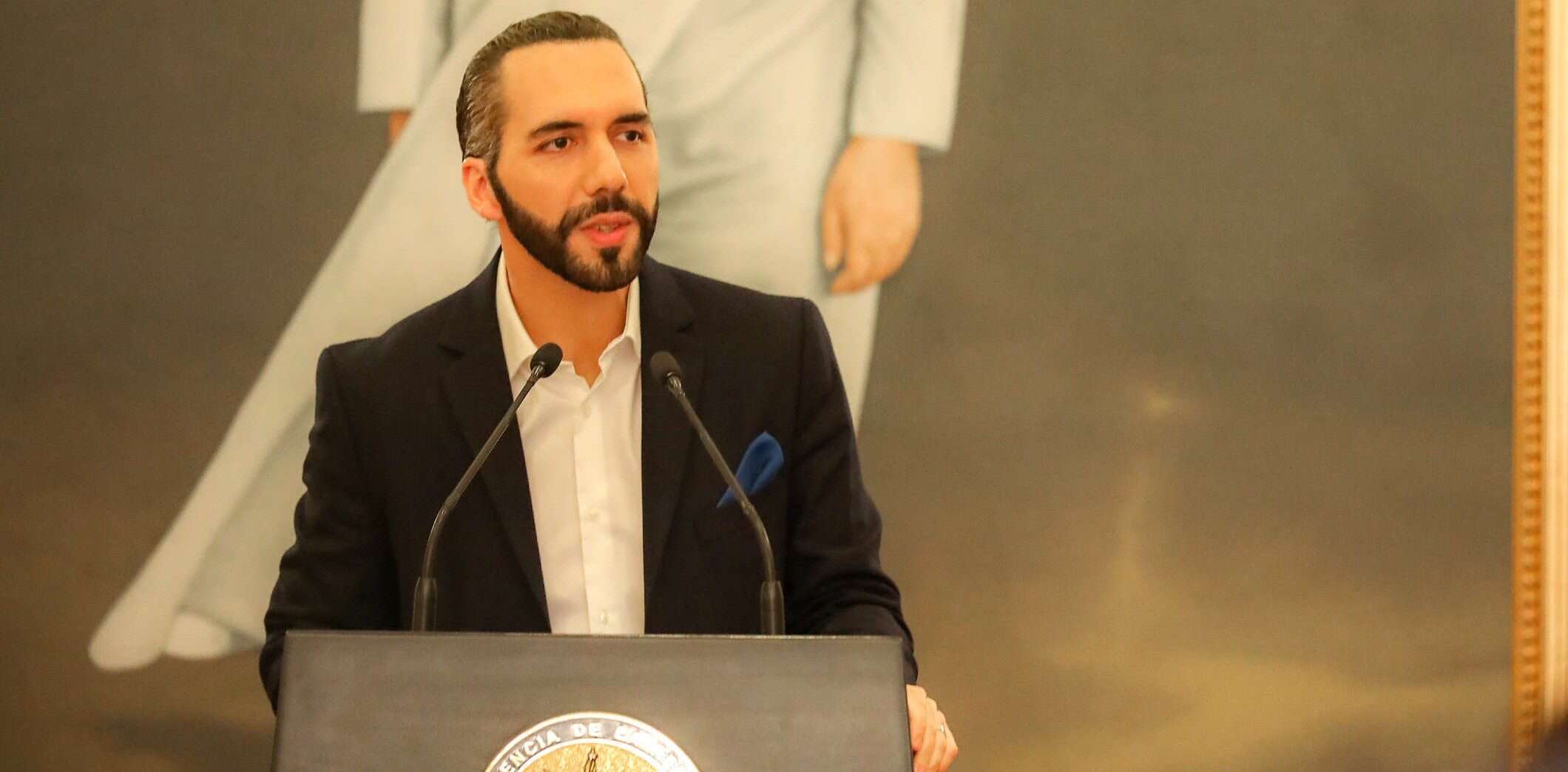 Bukele anuncia la destitución de 300 funcionarios
