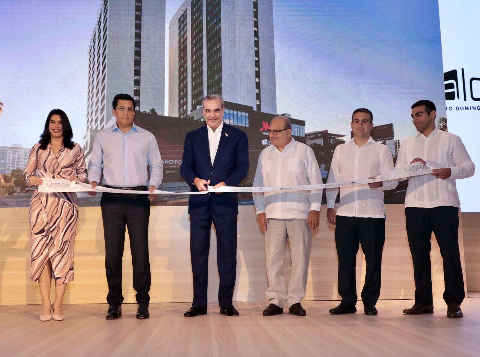 Ministro de Turismo anuncia construcción del primer Centro de Convenciones