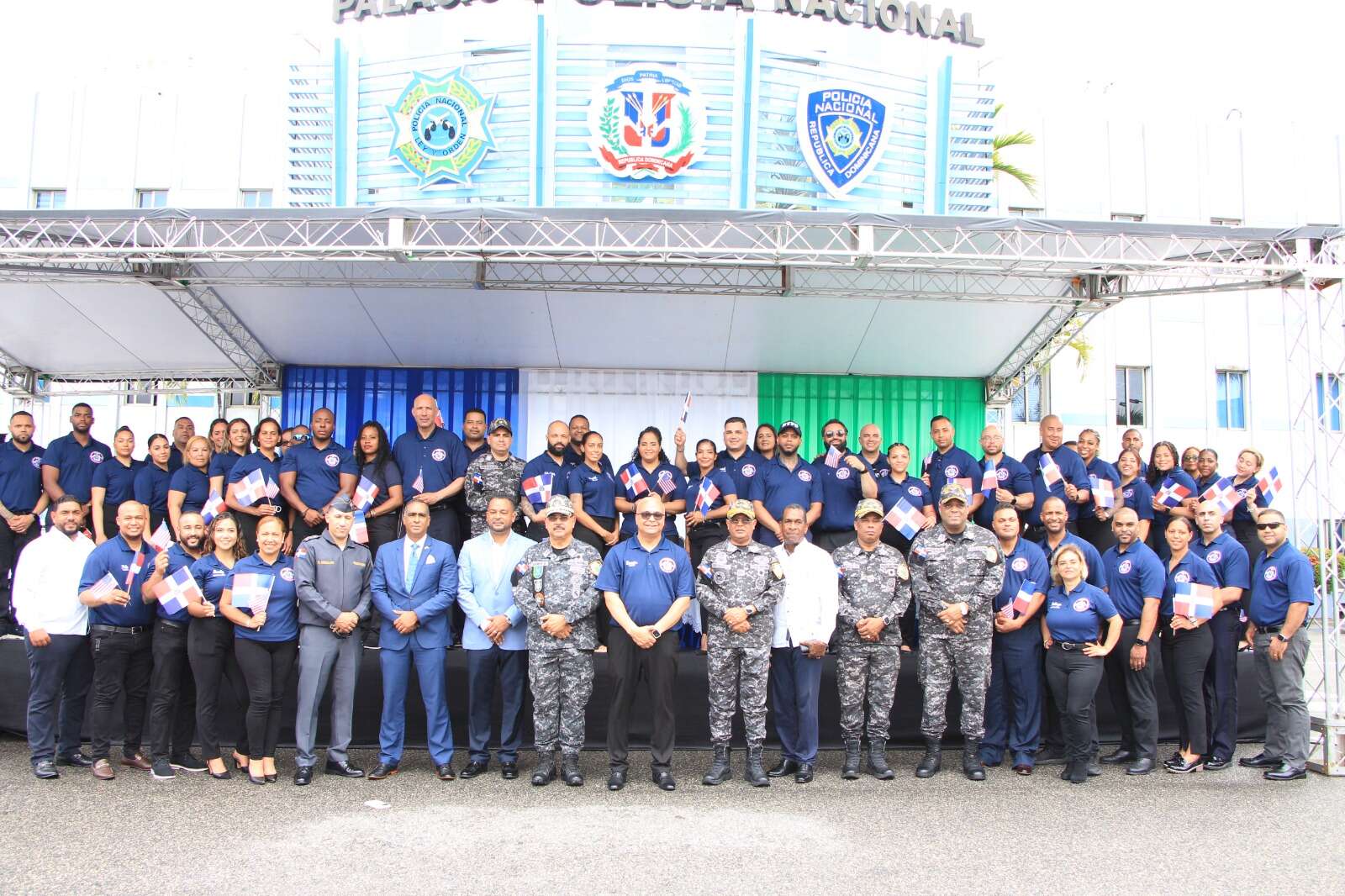 NYPD dona 500 chalecos antibalas y equipos a agentes de DICRIM