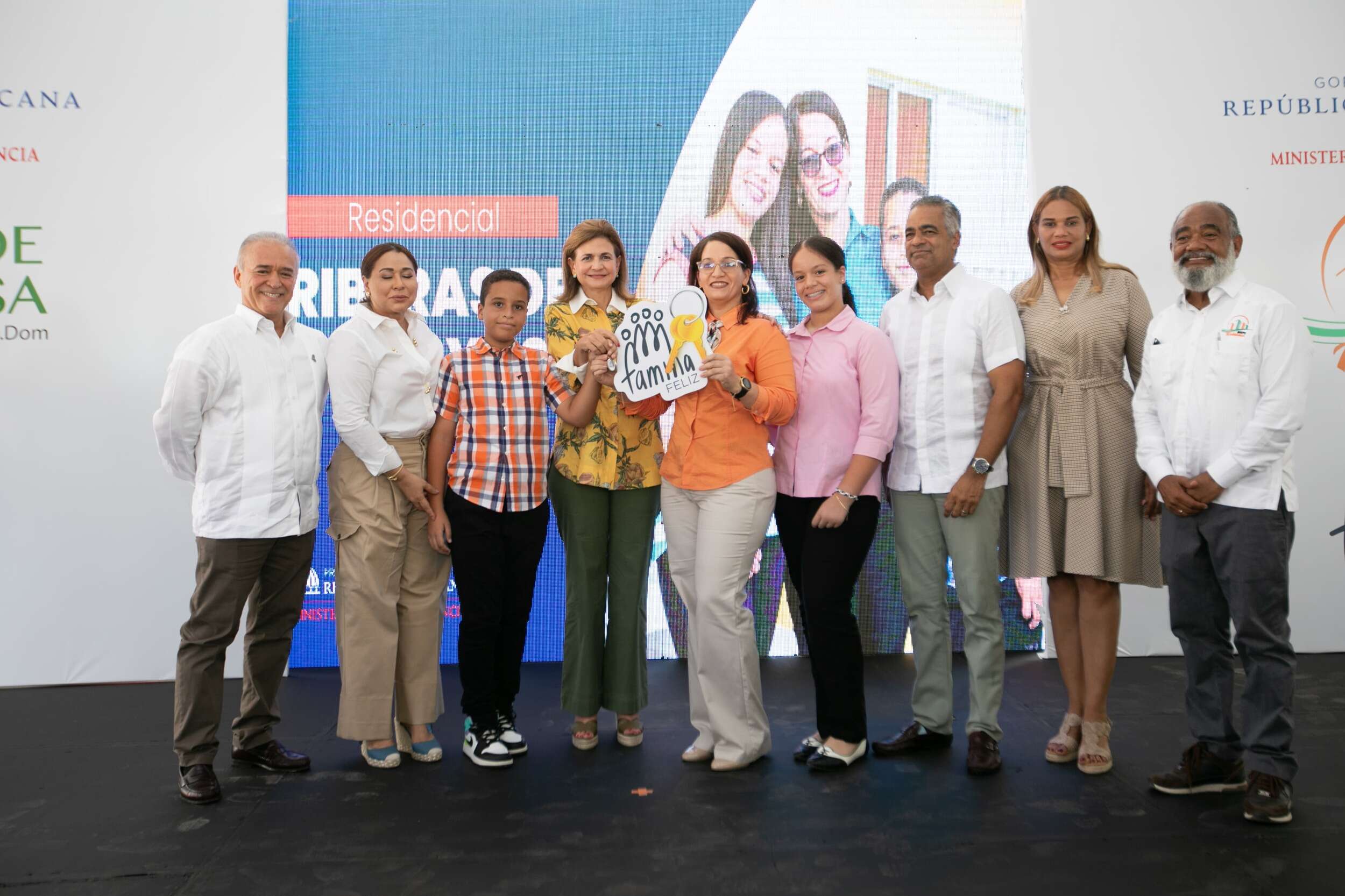 Vicepresidenta Raquel Peña entrega 104 apartamentos del Plan Familia Feliz en La Romana