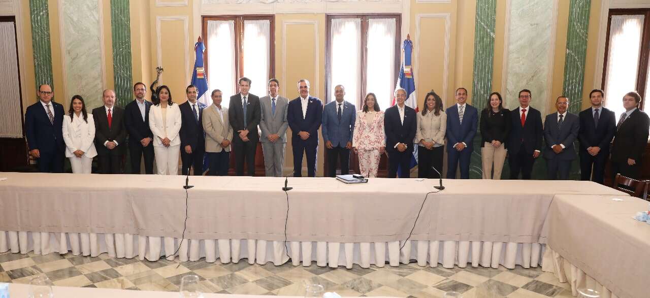 Presidente Abinader propone actualizar agenda con exportadores para desarrollo sectorial