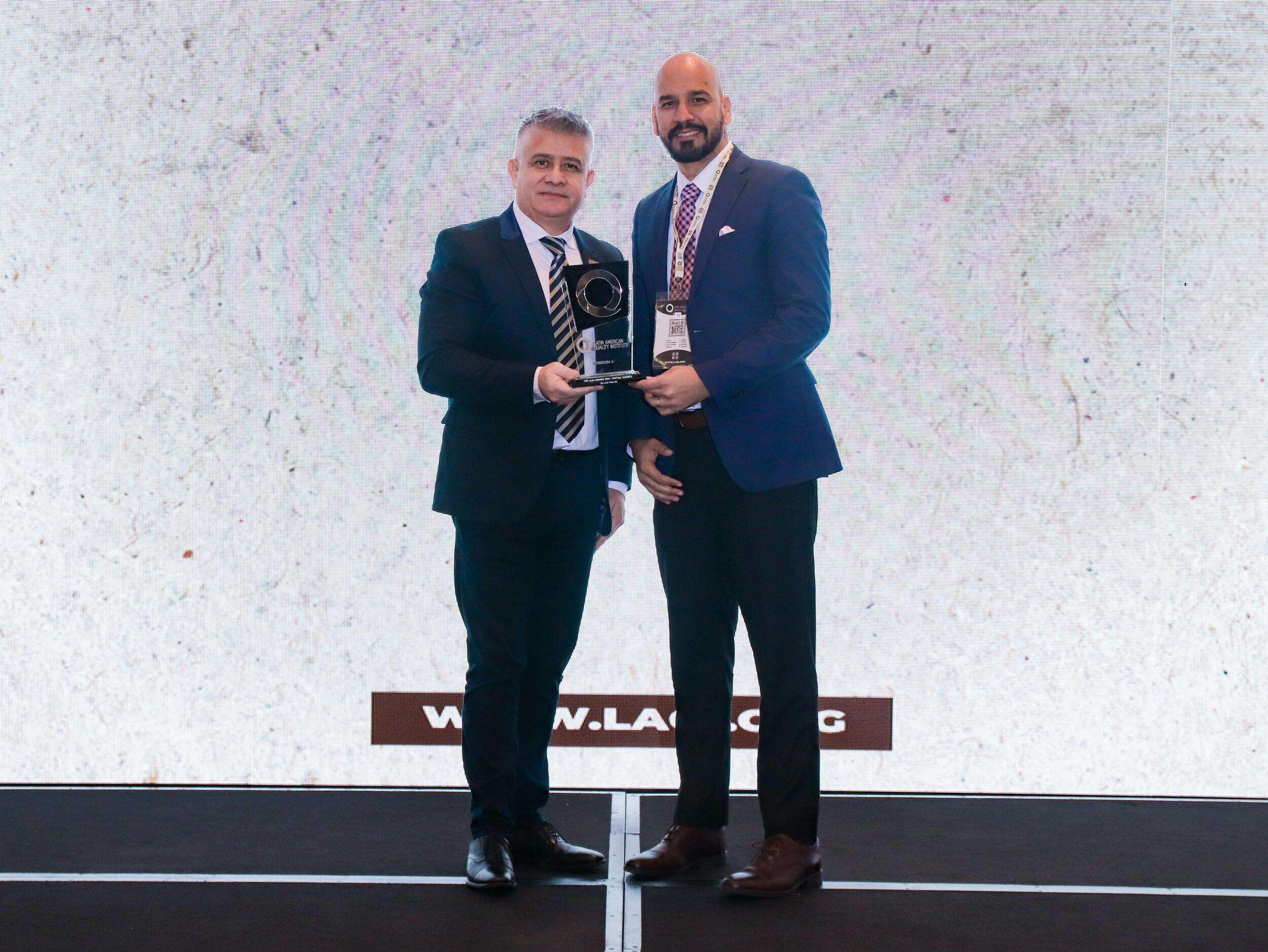 Firma de abogados EM Law Firm recibe premio «The Law Awards 2024