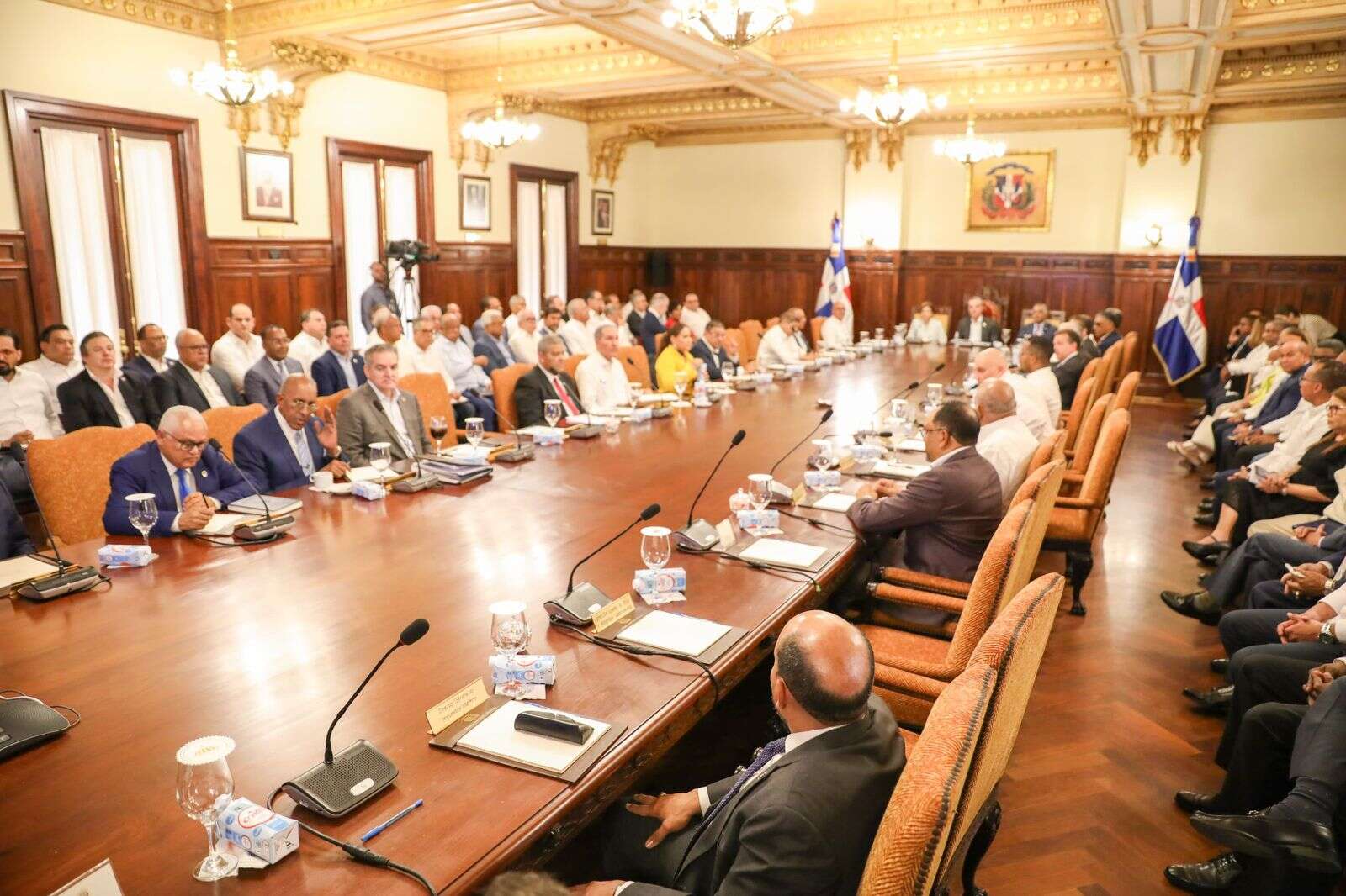 Presidente Abinader encabeza consejo de ministros para evaluar resultados en economía, empleo y salud