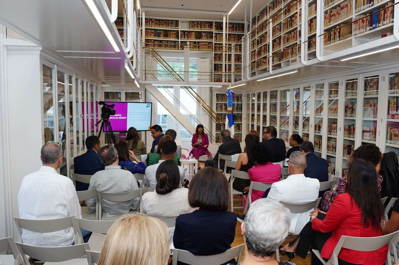 Ramieri Delgadillo presenta guía sobre cobertura de violencia de género en Feria de Madrid