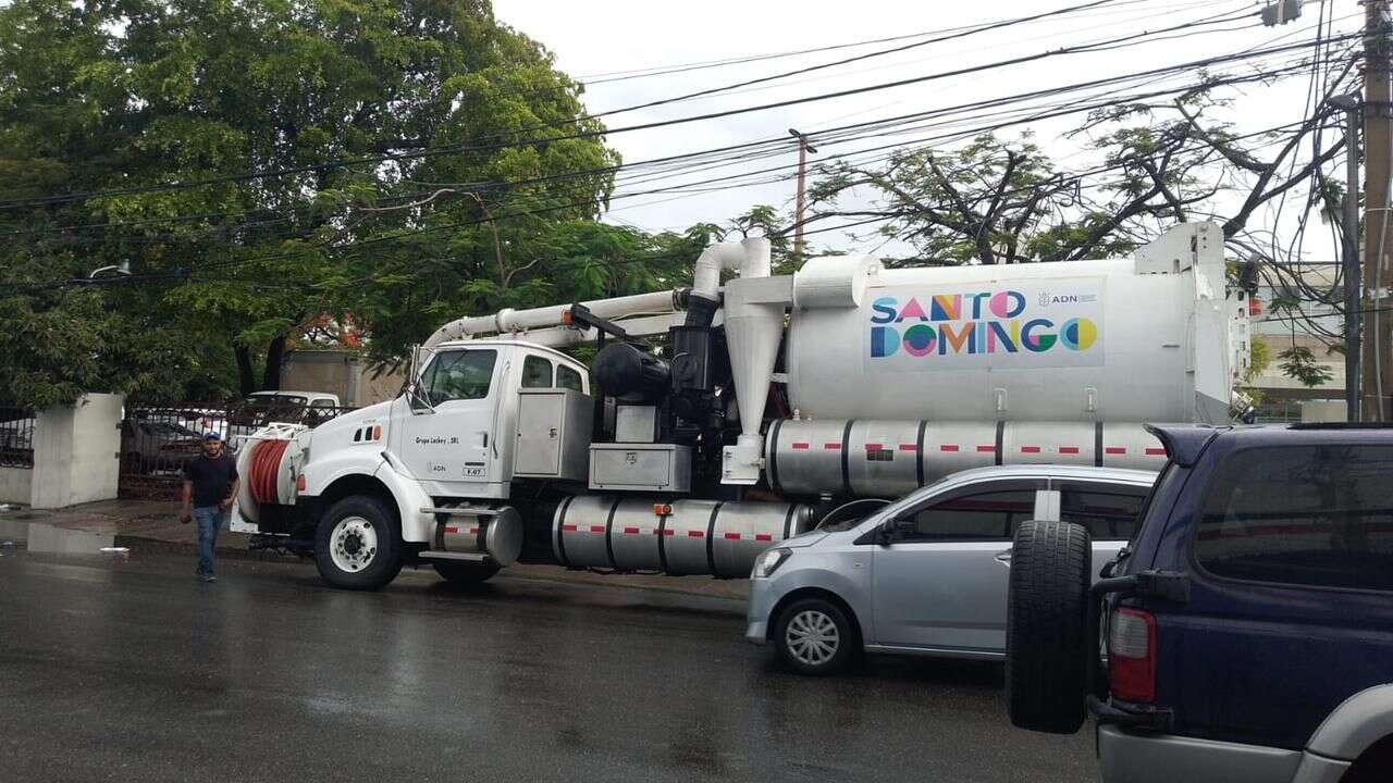 ADN refuerza limpieza de imbornales y filtrantes ante tormenta Beryl