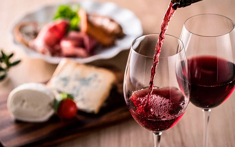 El vino tinto, cuando se consume con moderación, puede ofrecer varios beneficios