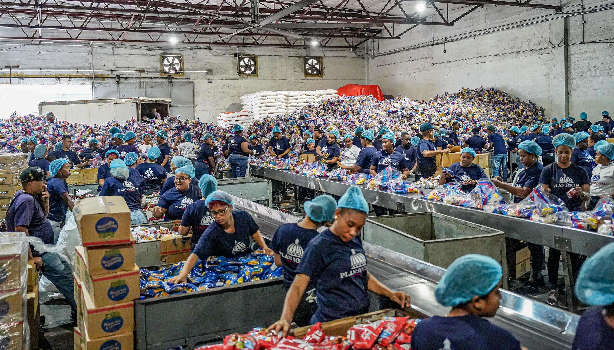 Plan Social refuerza centros de acopio en provincias bajo alerta por huracán Beryl
