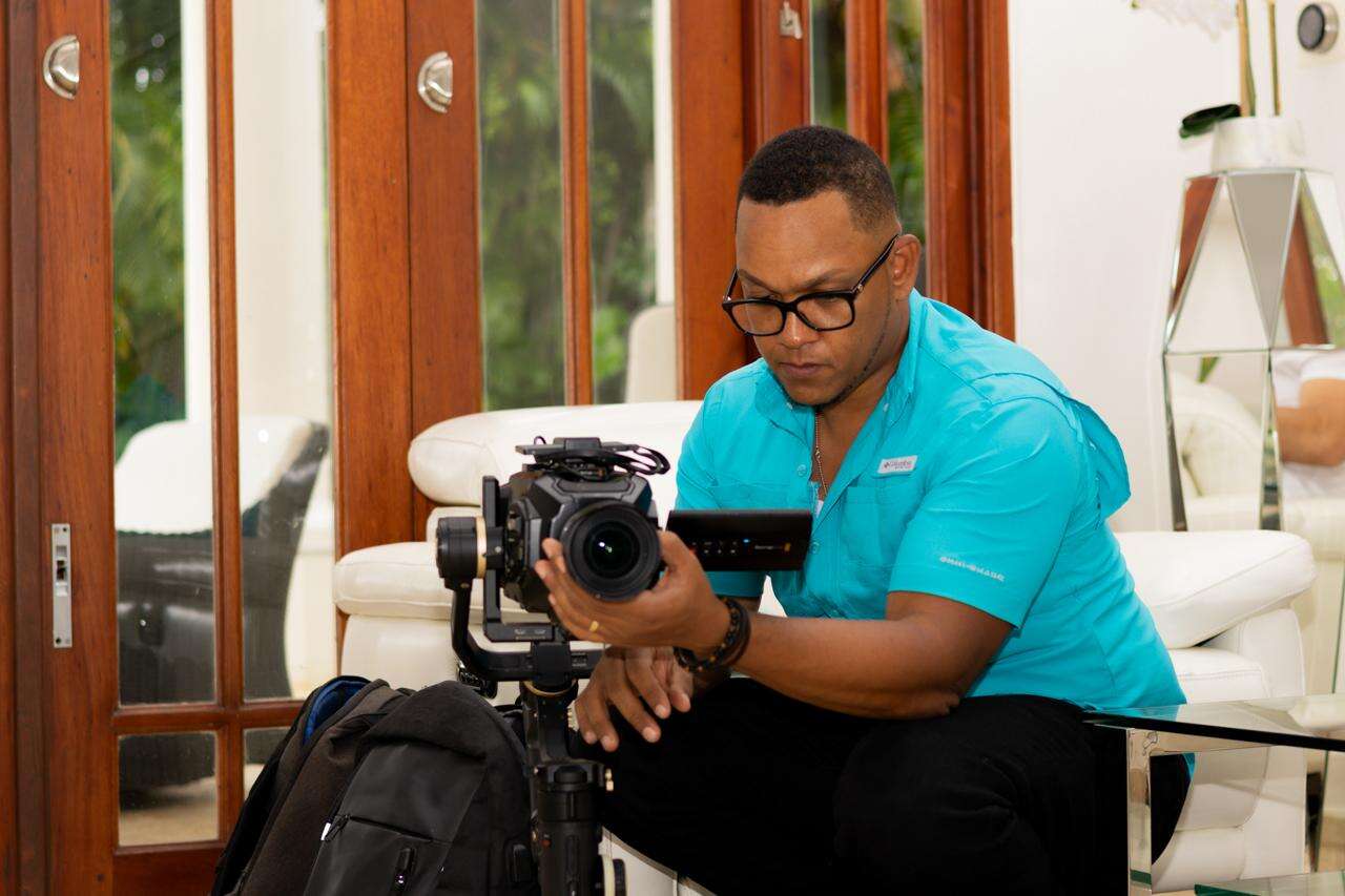 Director audiovisual Andrés de la Cruz recibe reconocimiento por su destacada trayectoria