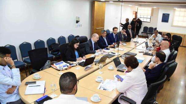 El ministro de Economía se reúne con representantes del FMI