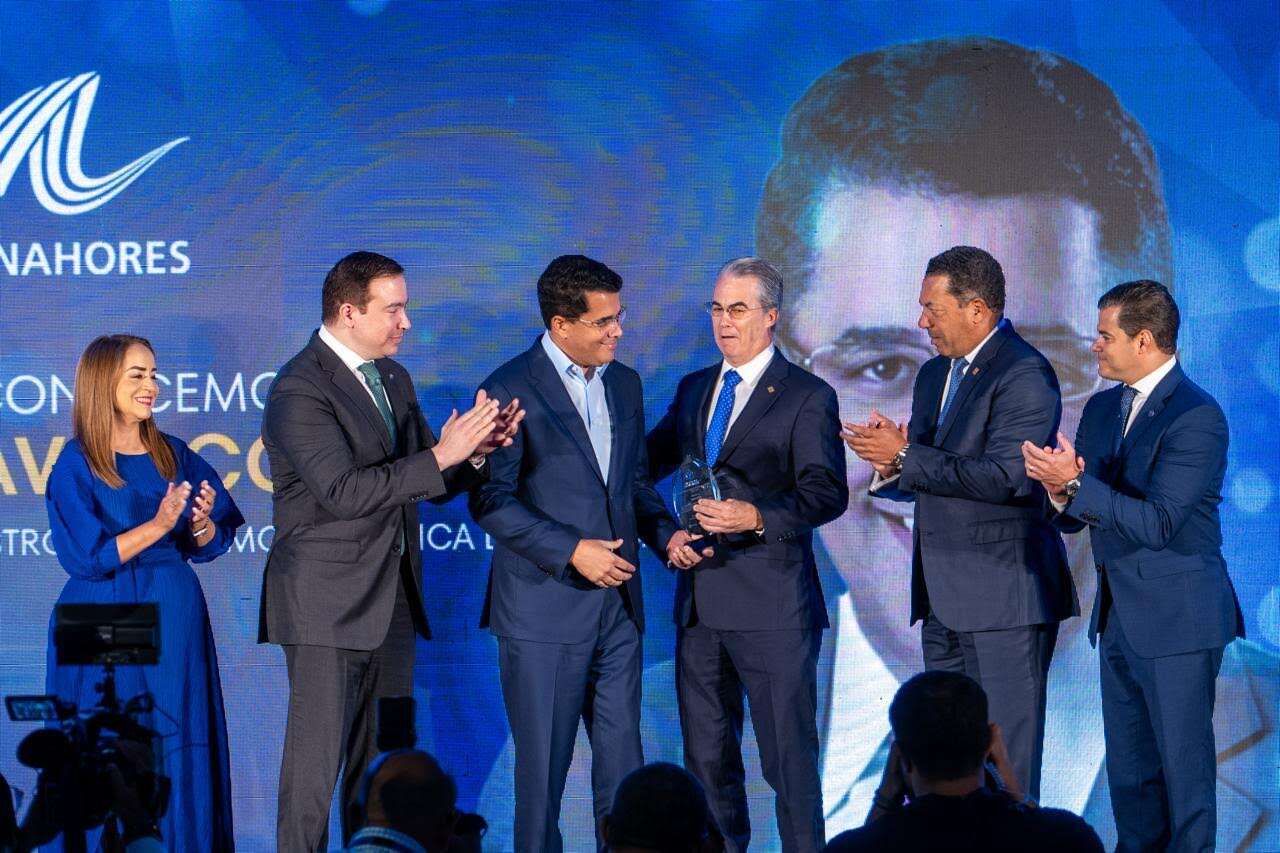 Bancos Popular, BHD y Reserva reconocen el trabajo de David Collado en turismo.