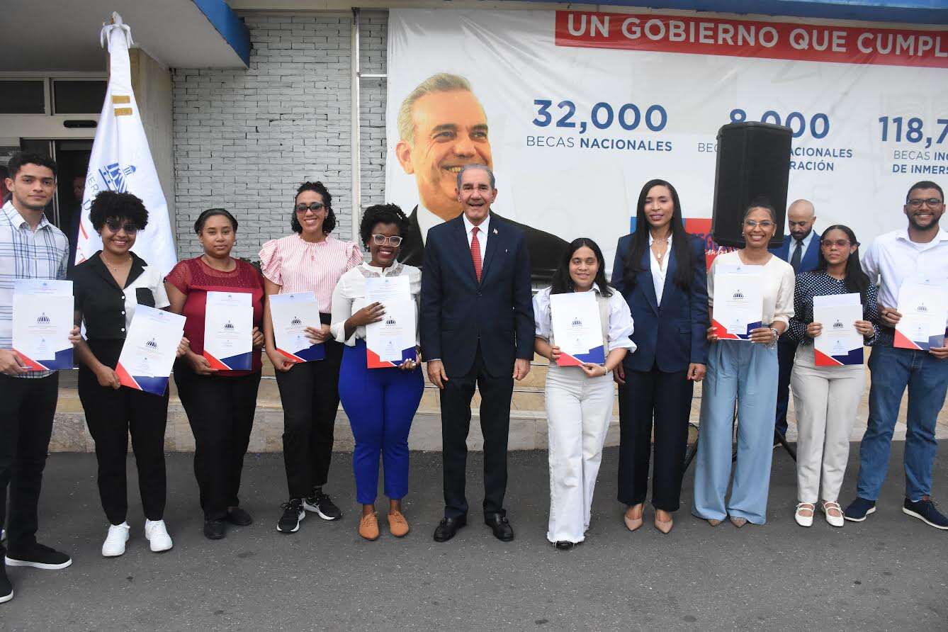 MESCyT entrega 404 becas para programas de maestría en el extranjero