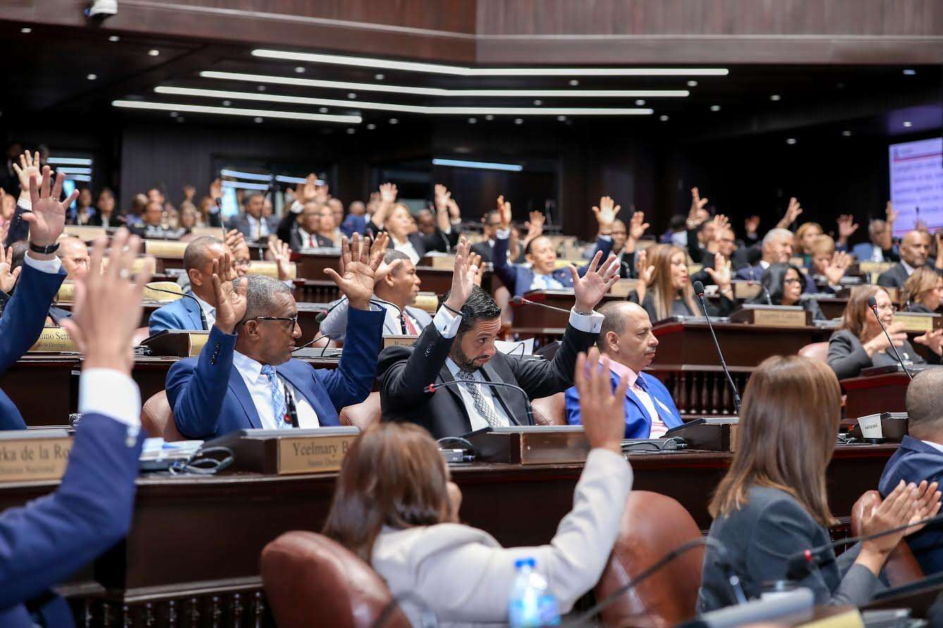 Alfredo Pacheco encabeza inducción a diputados electos