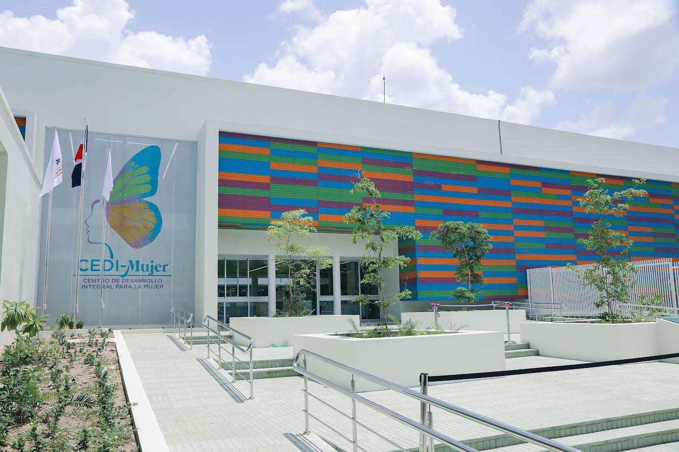 Presidente Abinader inaugura primer Centro de Desarrollo Integral para la Mujer
