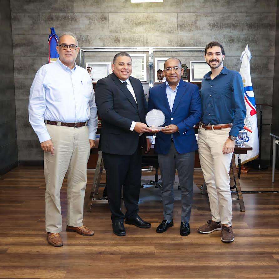 Aeroclub reconoce labor de Víctor Pichardo en favor de aviación general