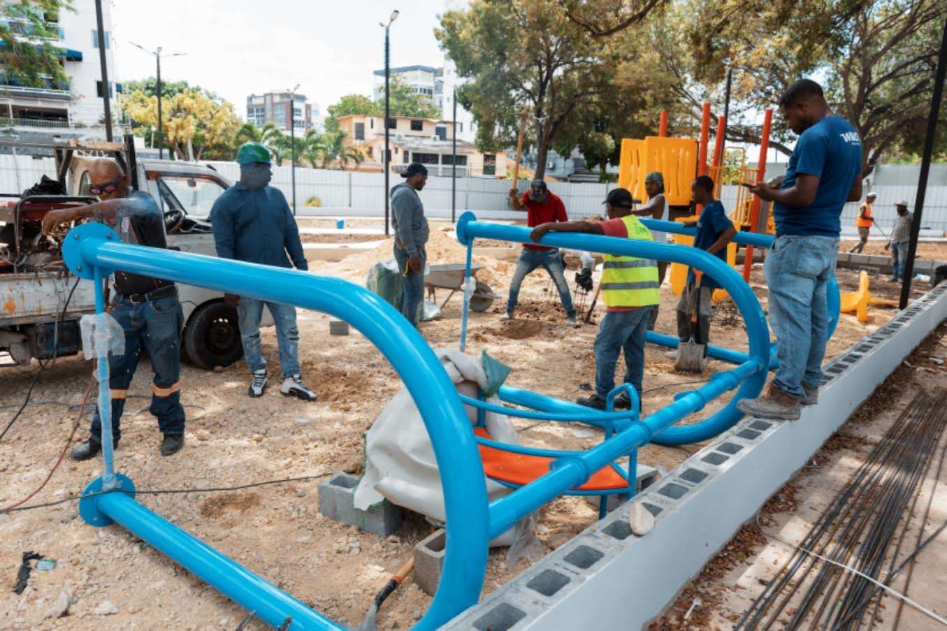 Alcaldía del DN construye simultáneamente seis parques en la capital.