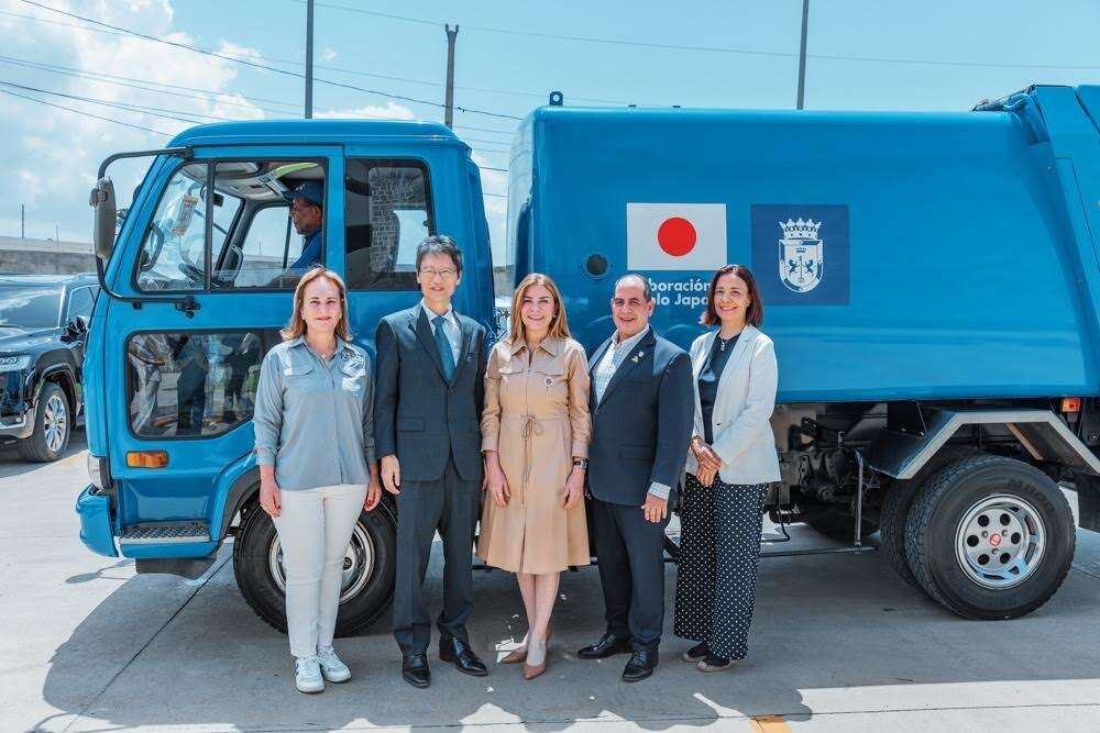 Alcaldía del DN recibe cuatro camiones recolectores donados por Gobierno de Japón