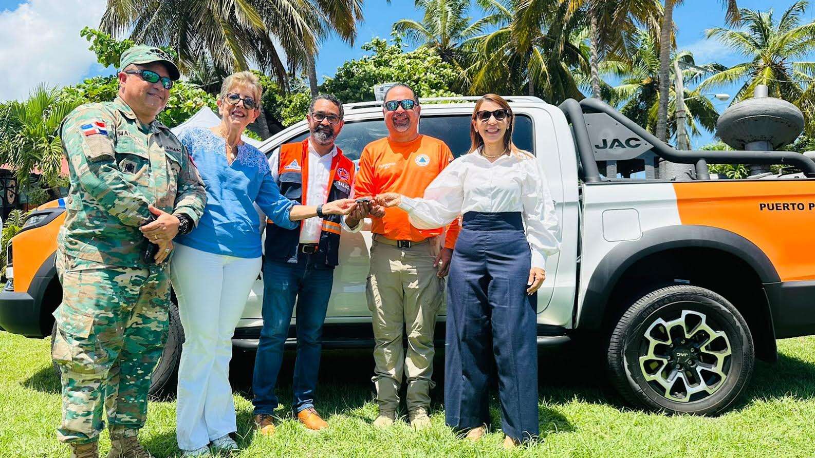 Defensa Civil entrega camionetas 2025 a provinciales de Puerto Plata y La Vega