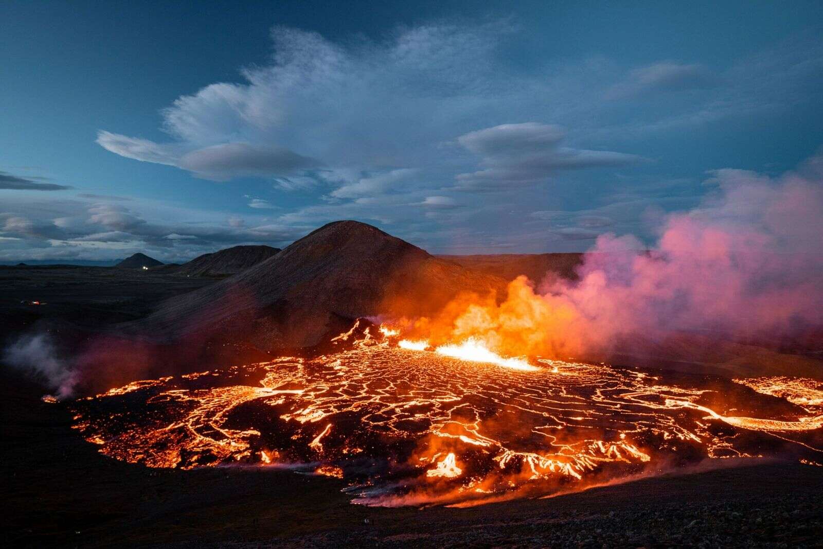 Reykjanes en Islandia iluminada por sexta erupción volcánica desde diciembre