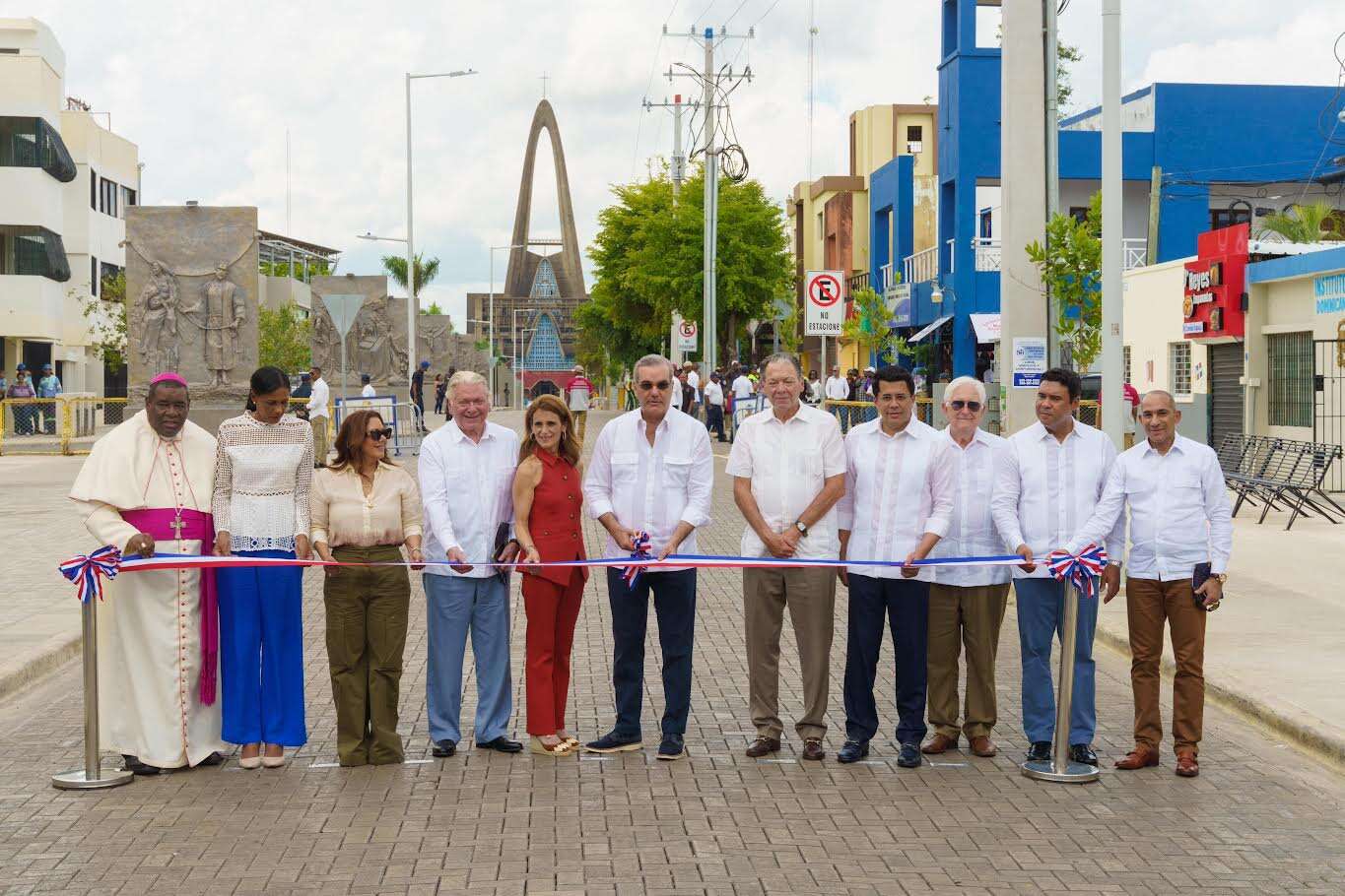 Turismo inaugura Boulevard de la Peregrinación y reconstrucción de calles en la Basílica de Higüey.