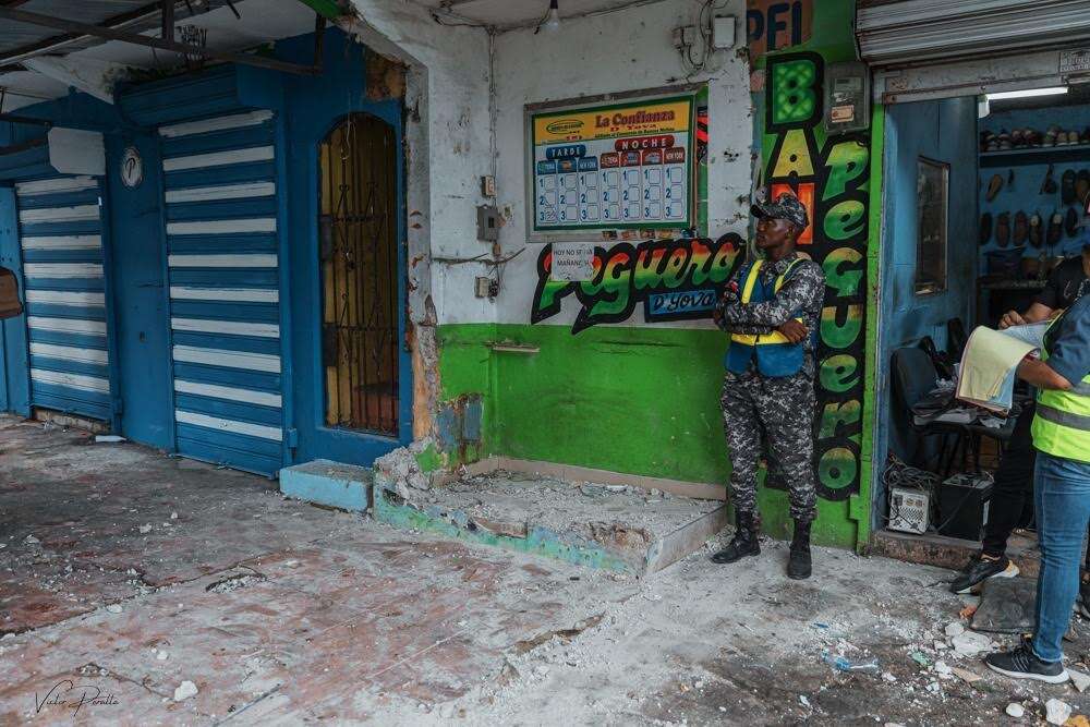 Alcaldía del DN y Dirección de Casinos eliminan bancas ilegales de aceras en la Albert Thomas.