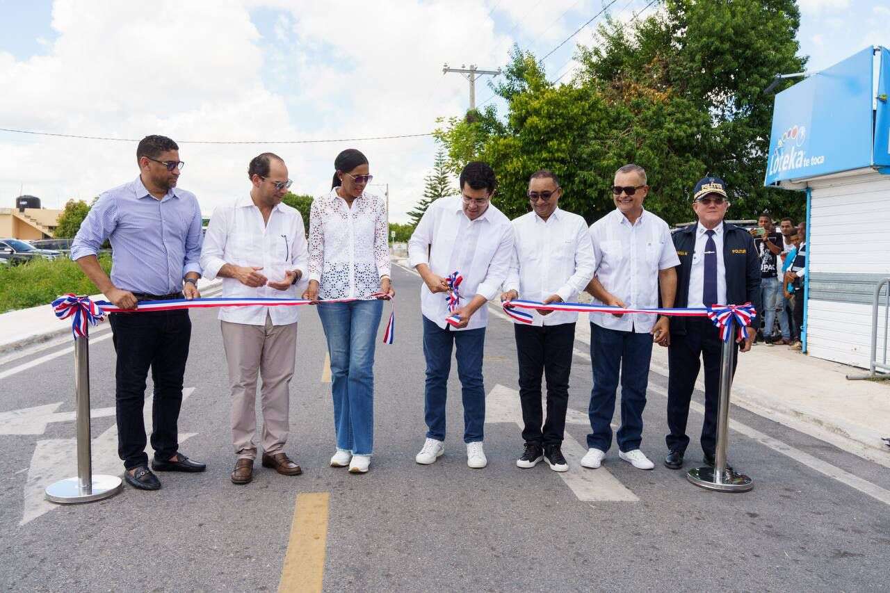 Ministro Collado inaugura reconstrucción calle Pastor Domingo de la Cruz, en Verón, Punta Cana.