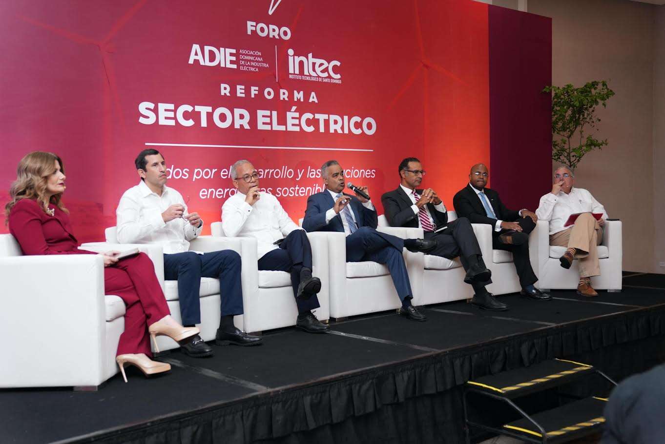 Ministro Santos Echavarría: Se desarrollan 30 proyectos de generación eléctrica para suplir demanda creciente