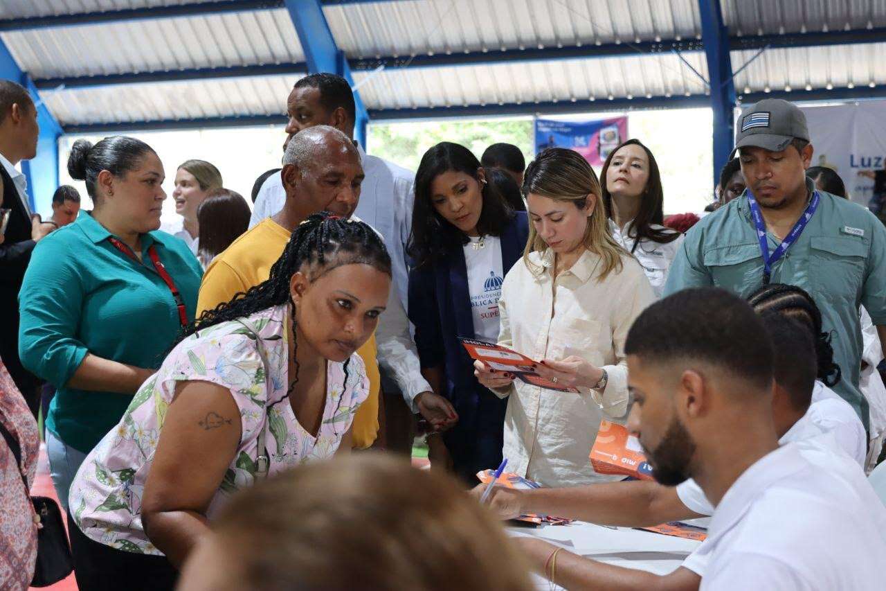Supérate y Luz y Fuerza entregan 1,500 tarjetas de BonoLuz en Samaná