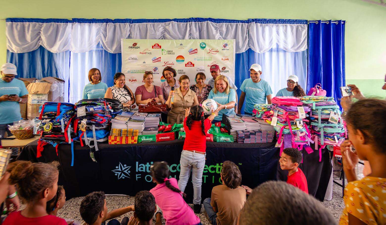 Fundación Latino Connection RD entrega mochilas para el Año Escolar 2024-2025.
