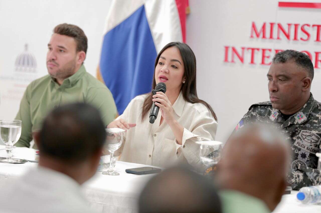 Ministra de Interior y Policía se reúne con comerciantes y líderes comunitarios para dialogar sobre Operación Garantía de Paz
