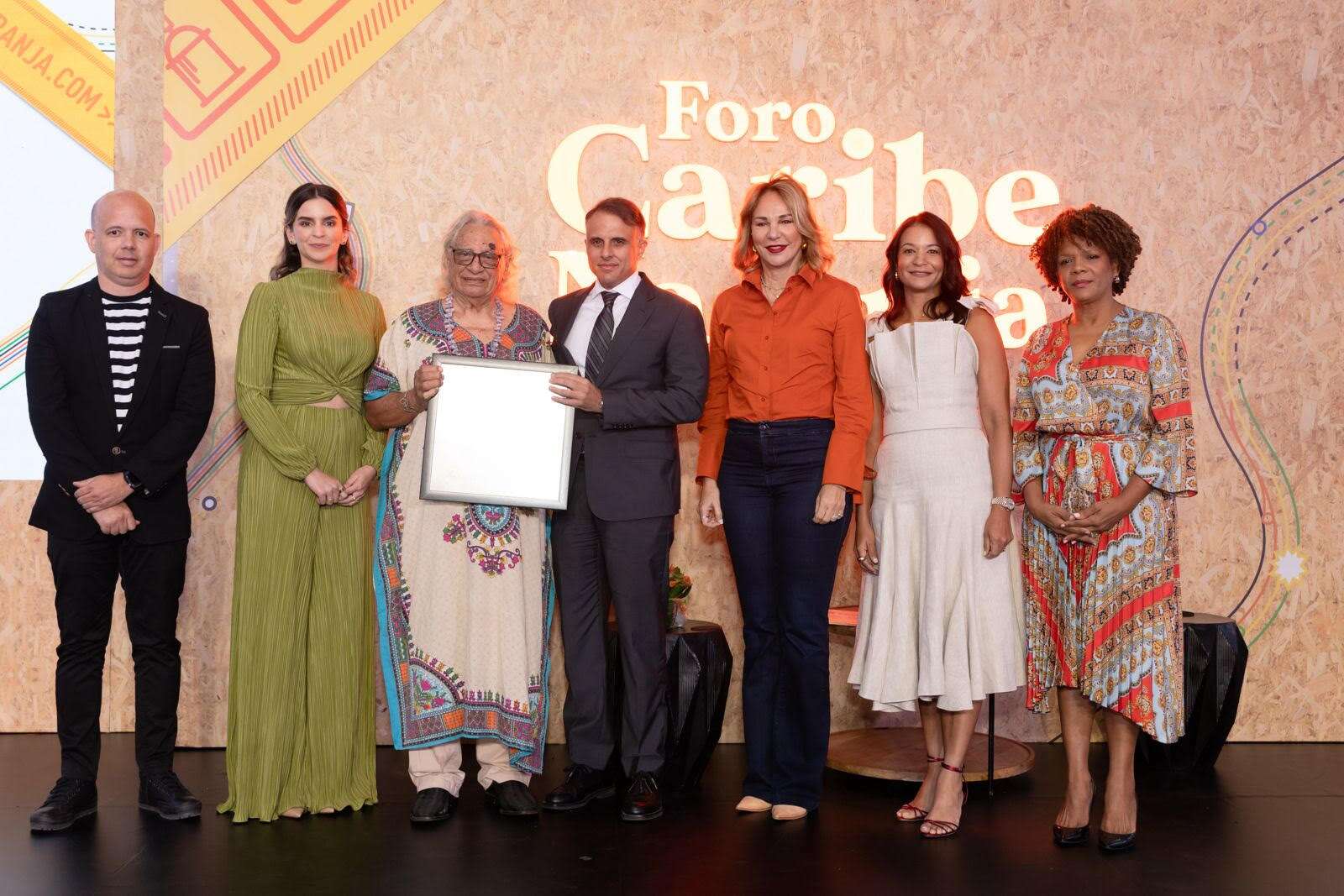 Dagoberto Tejeda es homenajeado por su trayectoria cultural en el Foro Caribe Naranja.