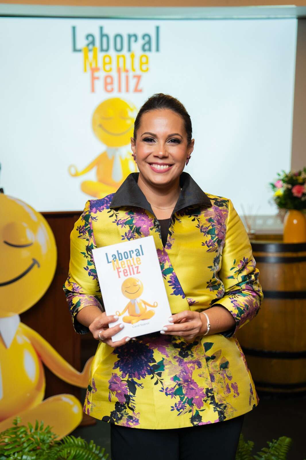 Carol Suárez realiza lanzamiento de su primer libro “LABORALMENTE FELIZ”