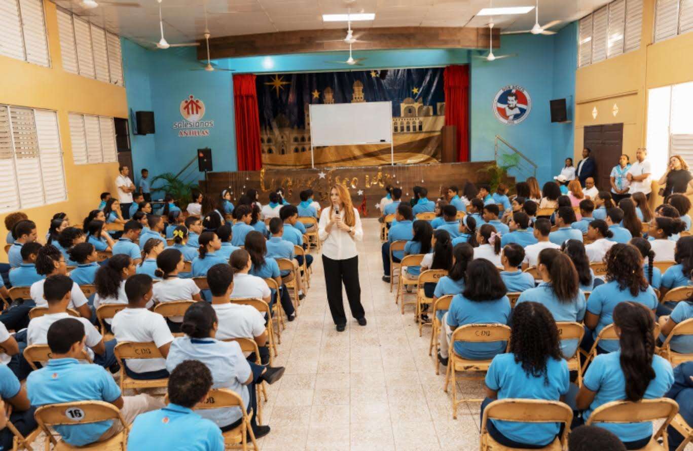 Carolina Mejía lleva charlas de responsabilidad ciudadana a escuelas