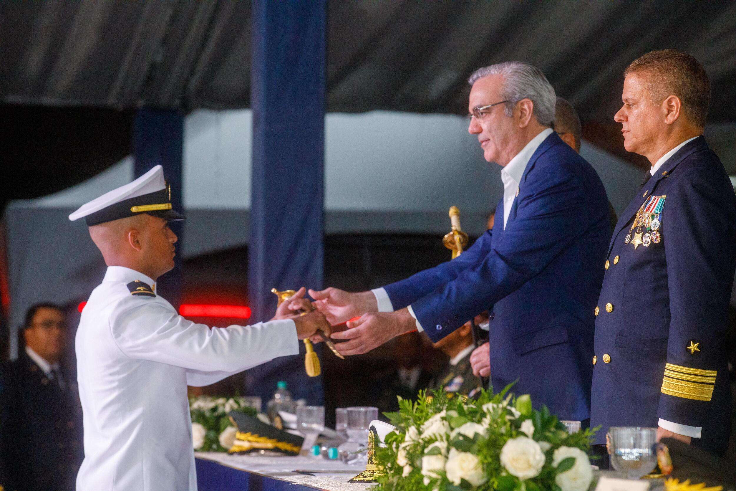 Presidente Abinader en cabeza graduación de Damas y Caballeros Guardiamarinas