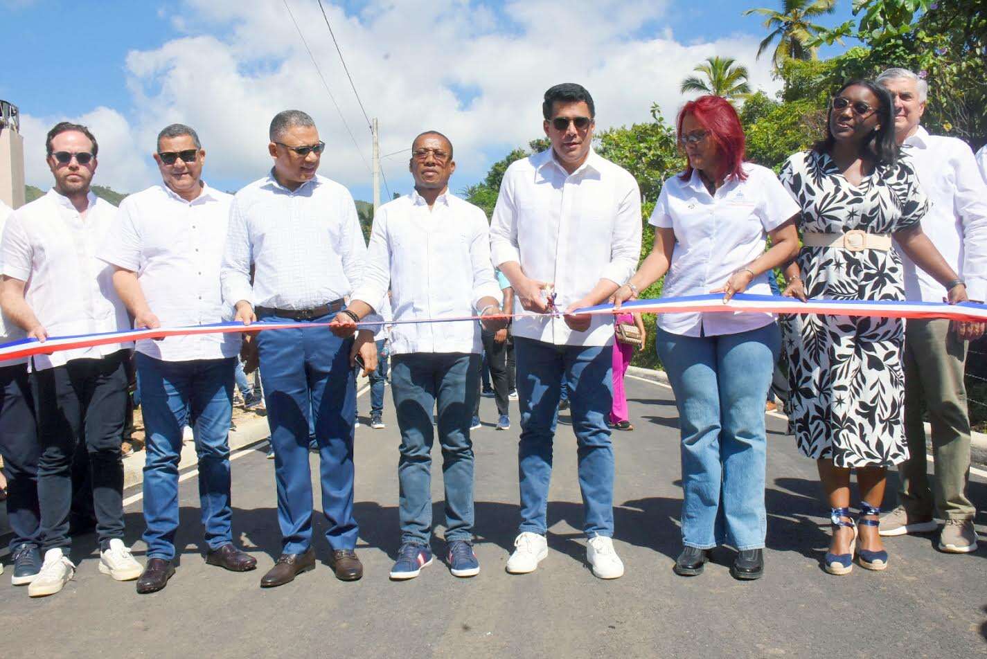 David Collado entrega obra en Arroyo Barril e inicia otras en Samaná.