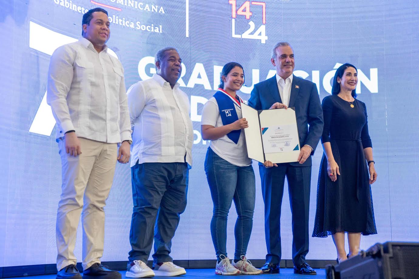 Presidente Abinader encabeza graduación de más de 1300 jóvenes del programa “Oportunidad 14-24” en el Cibao