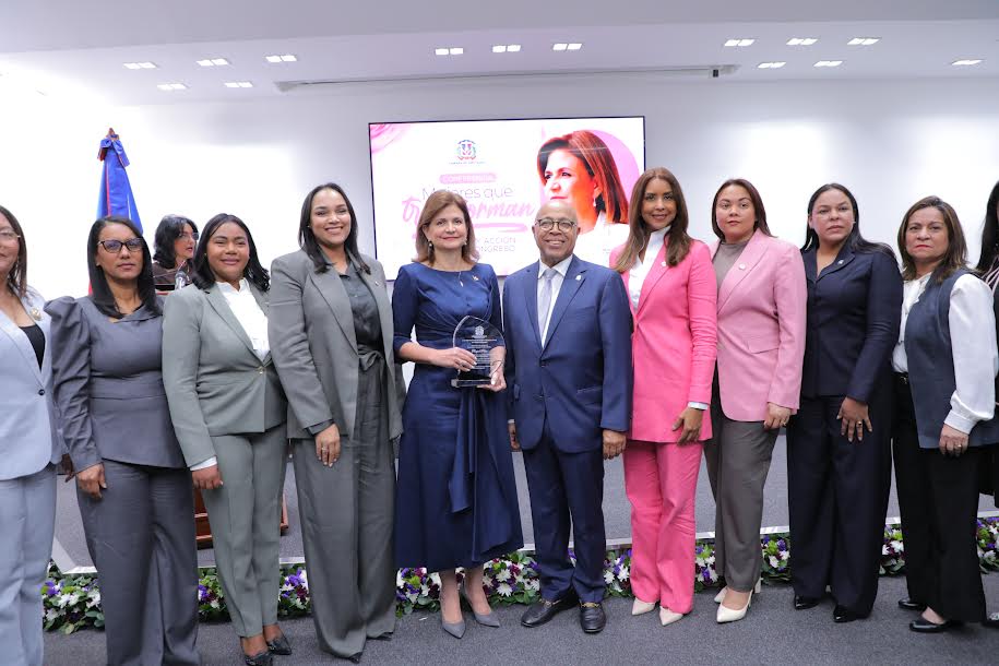 Vicepresidenta dicta conferencia sobre avances de las mujeres dominicanas