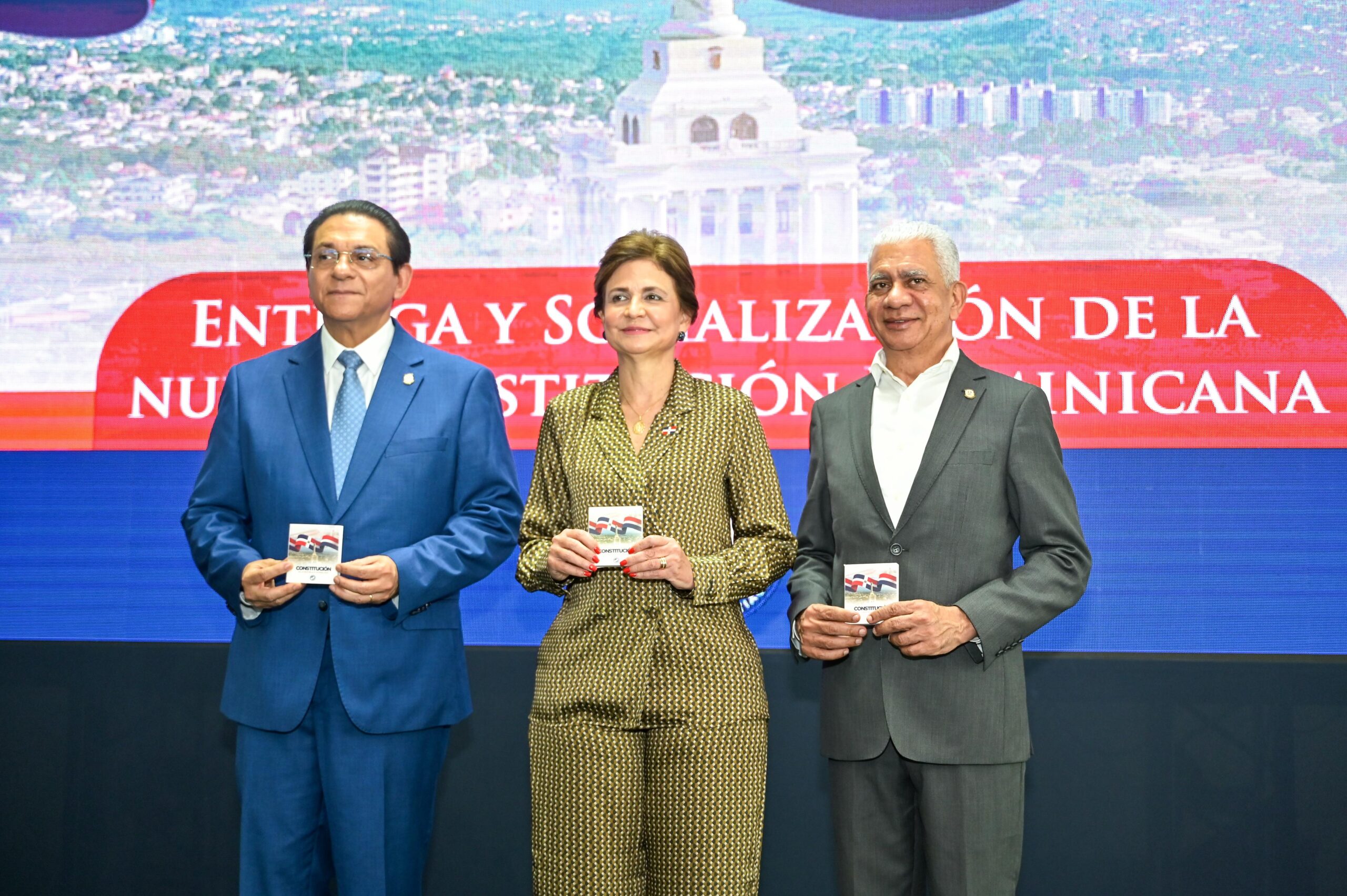 Presidente del Senado, Ricardo de los Santos, participa en entrega de nueva Constitución de bolsillo