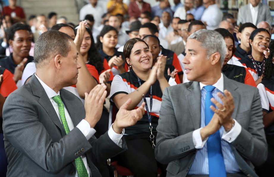 INDOTEL inaugura sala digital en biblioteca Ateneo Amantes de la Luz de Santiago