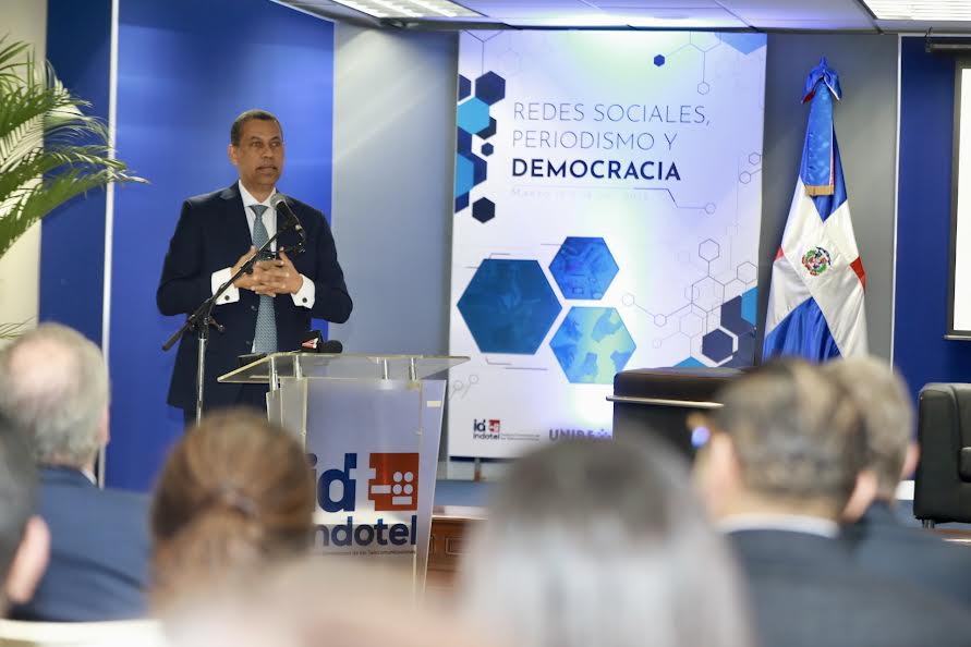 INDOTEL y UNIBE reúnen a periodistas y académicos en foro sobre «Redes Sociales, Periodismo y Democracia»