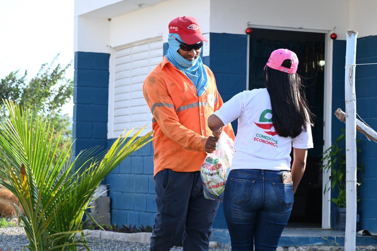 CEED entrega kits de raciones crudas en Azua y Barahona