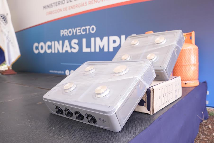 Energía y Minas entrega cocinas limpias en El Valle
