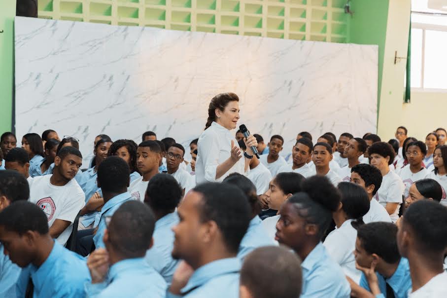 Carolina Mejía pide a estudiantes del ensanche La Fe promover la buena conducta ciudadana