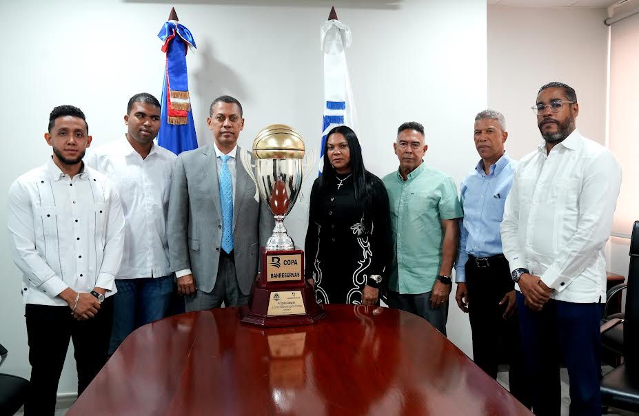 Directiva de equipo campeón de Baloncesto Superior de Santiago dedica trofeo al INDOTEL