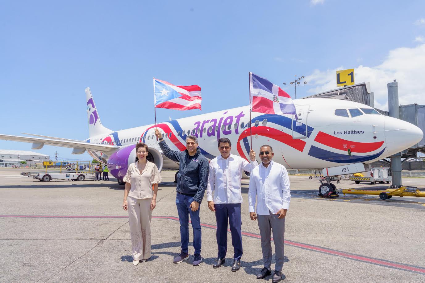 Ministro Collado le da salida al primer vuelo de Arajet a Puerto Rico