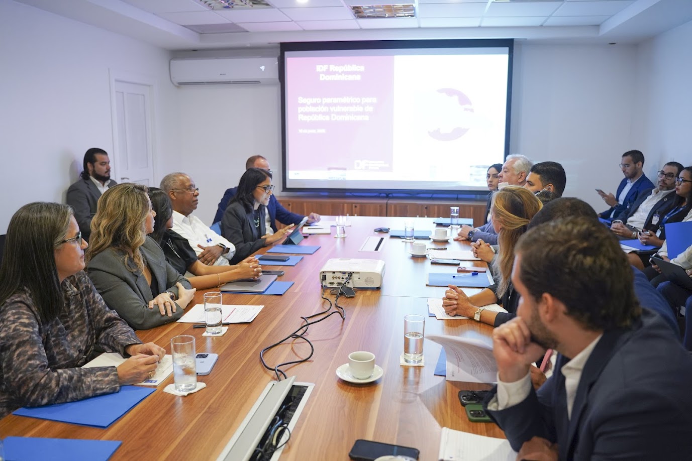 Definen hoja de ruta para seguros a personas vulnerables