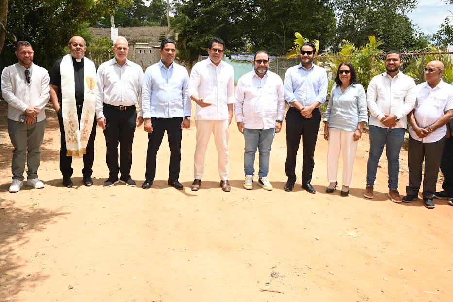 Ministro de Turismo deja iniciado reconstrucción de vía de acceso en Jumunuco, Jarabacoa.