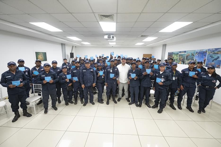 Medio Ambiente entrega seguro médico a 694 guardaparques